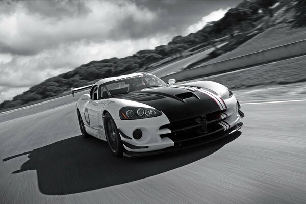 Photo en noir et blanc d une voiture Dodge Viper avec un ciel obèse