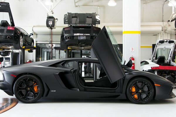 Lamborghini sport noir avec portes ouvertes