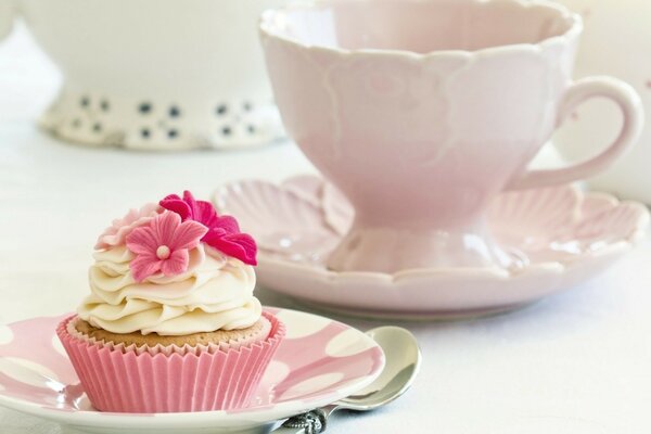 Rosa Cupcake mit Blumen. Rosa Geschirr