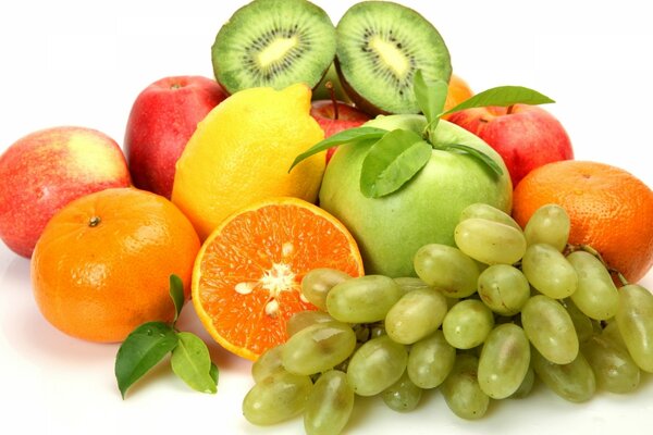 Frutas como uvas, kiwis, manzanas