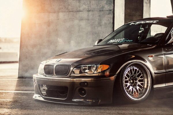 Tuning BMW M3 3V dans la lumière du Soleil