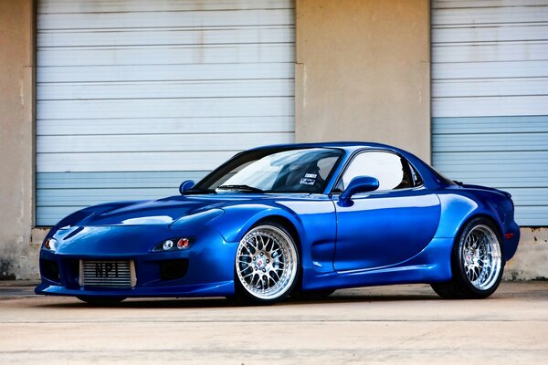 Mazda rx-7 proiettata in blu