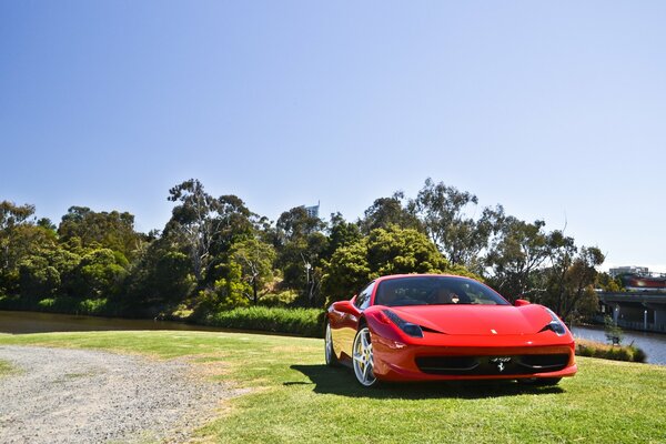 Ferrari rojo en el fondo del paisaje italiano