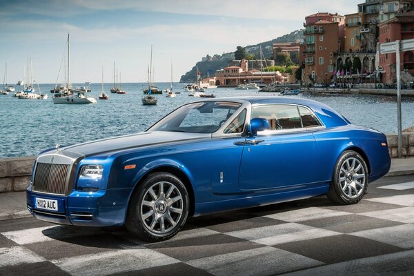 Rolls Royce azul en el océano descuidado máquina fantasma