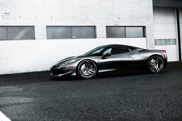 Ferrari noire sur fond de bâtiment blanc