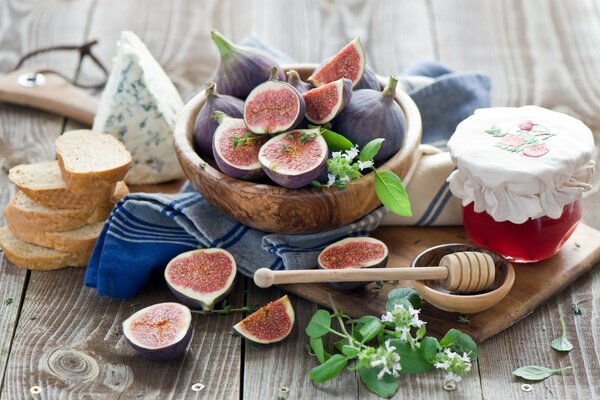 Table sucrée avec du miel et des figues