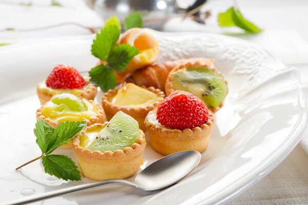 Tartaletas dulces con fruta en un plato