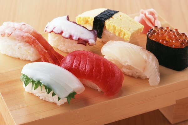 Sushi et petits pains aux fruits de mer