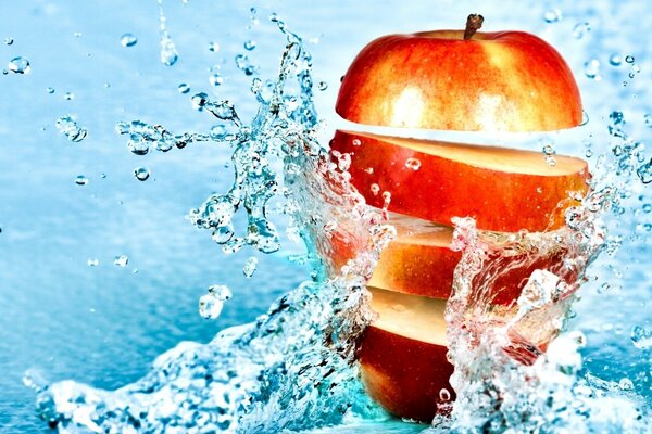 Morceaux de pomme de race mûre dans l eau