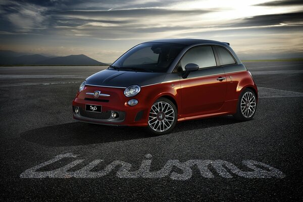 Image d une petite voiture debout abarth 595 turismo fiat 500