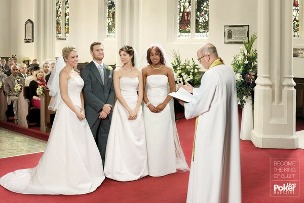 Se celebra una boda en la iglesia con tres novias