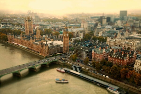 Wieczorny Londyn z mostem nad Tamizą