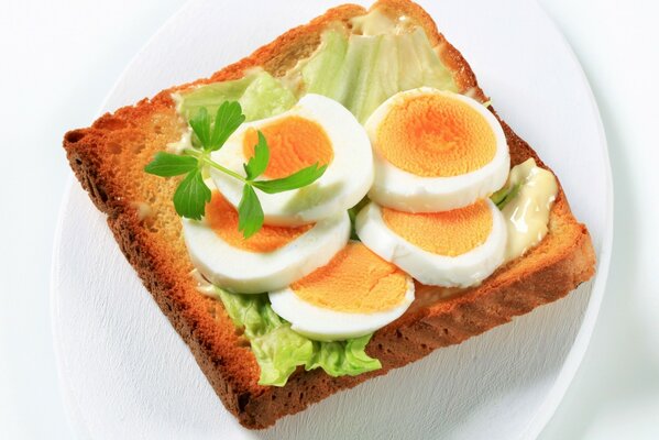 Toast aux œufs tranchés et aux légumes verts