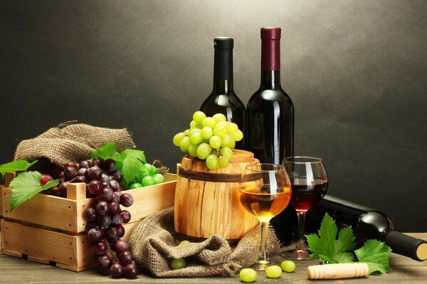 Виноградное вино в бутылках и бочонке