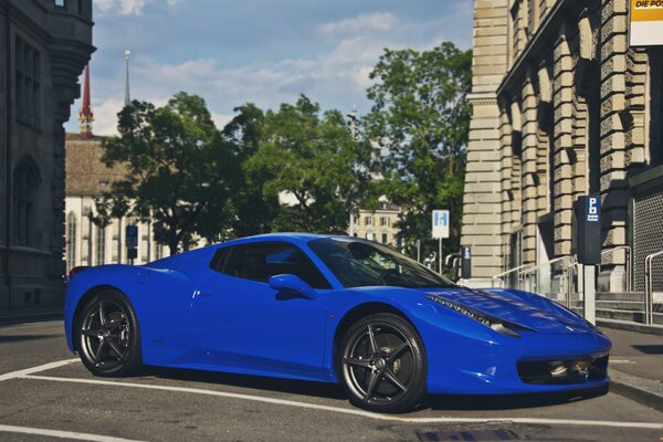 Ferrari azul en la ciudad de verano