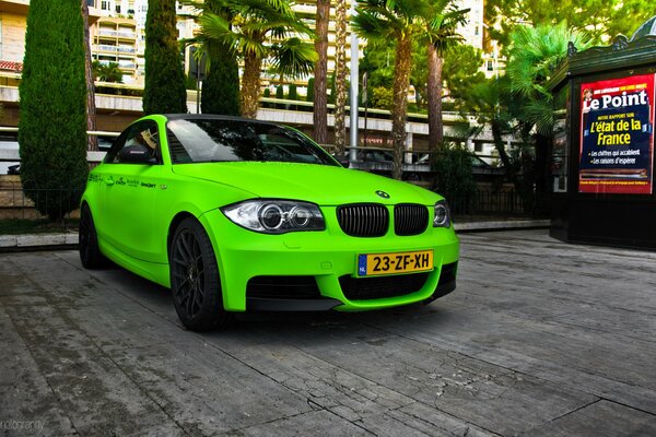 Vert BMW M1 coupé vert en France sur fond d arbres