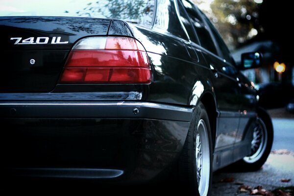 Black Seven BMW avec phares rouges