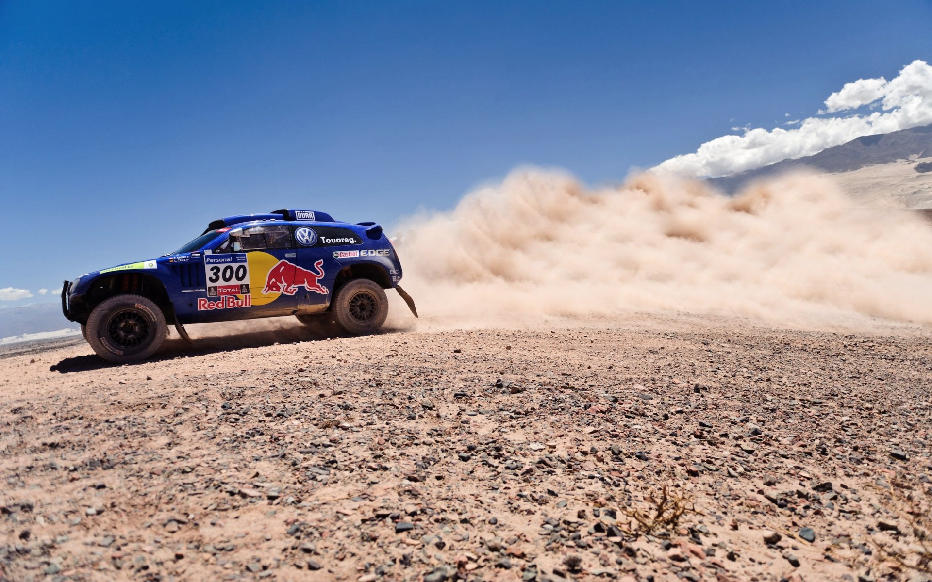 volkswagen tuareg suv dakar rally cielo blu toro rosso polvere