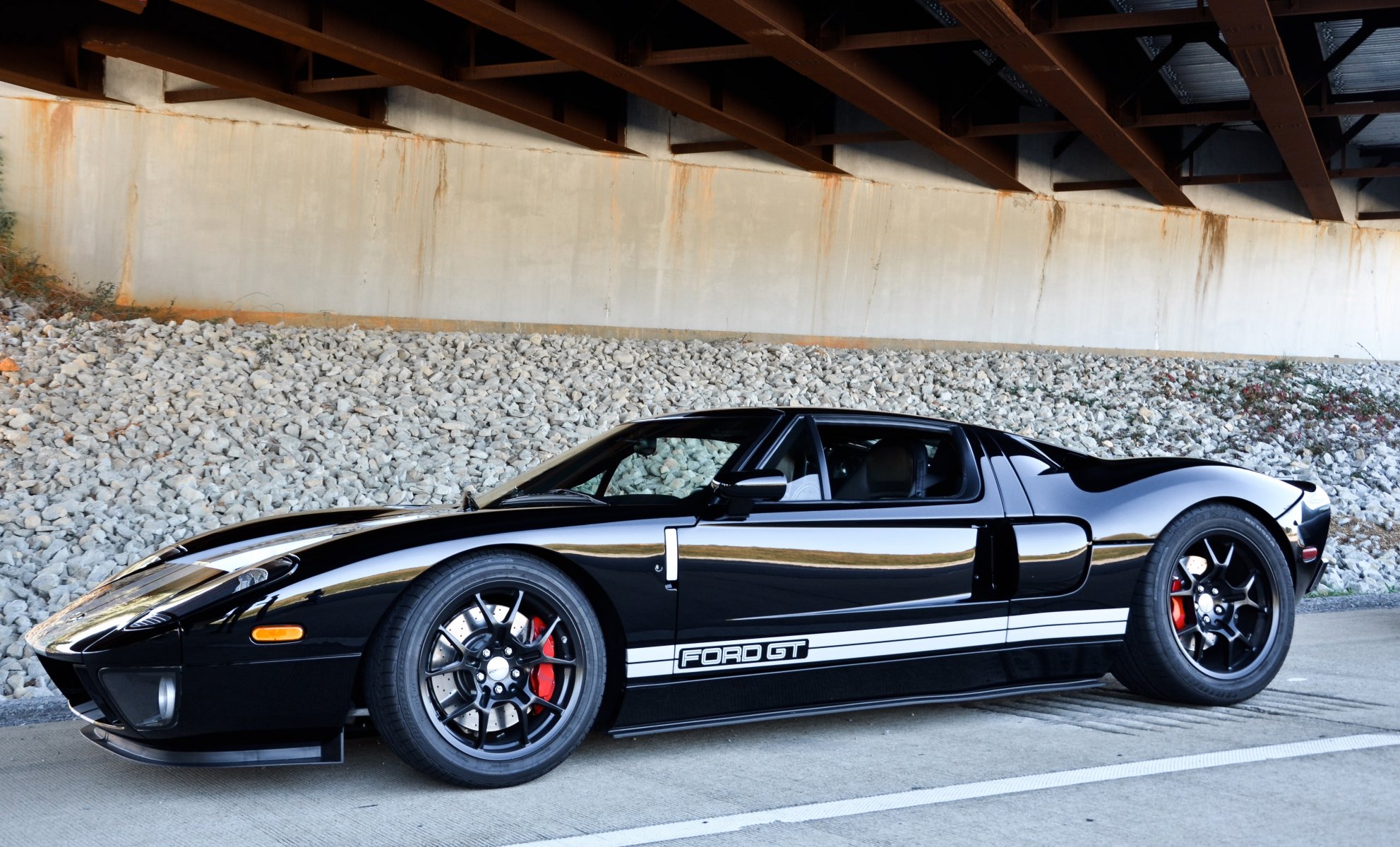 ford gt czarny fordgt widok z boku droga oznakowanie gruz