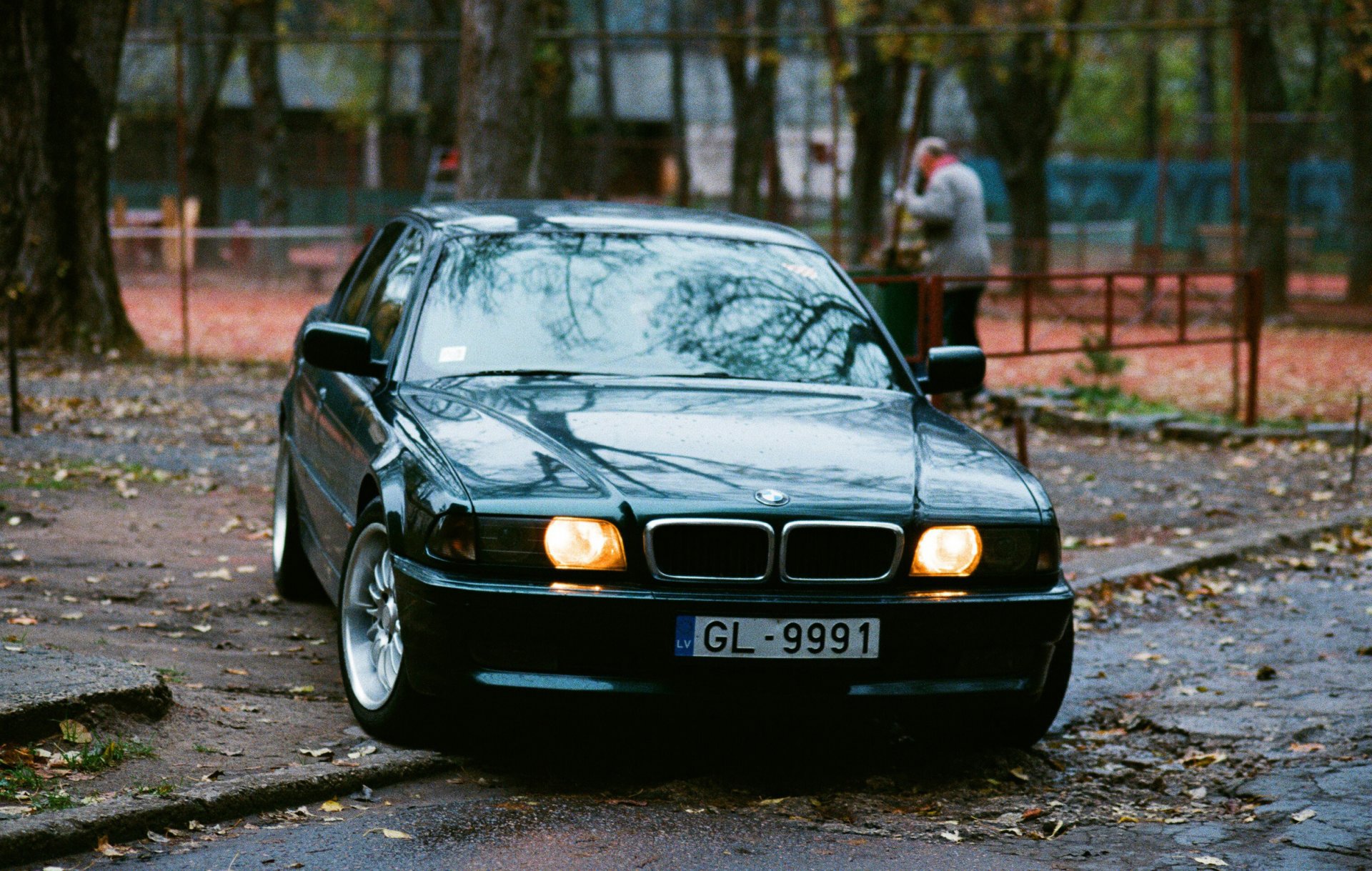 bmw 740 e38 miasto ulica budynki domy podwórko bandyci boomer siódemka