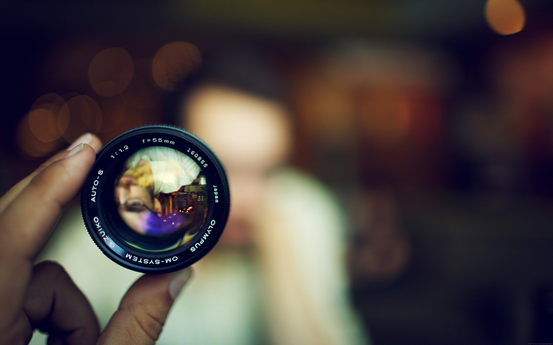 macro lens bokeh hand