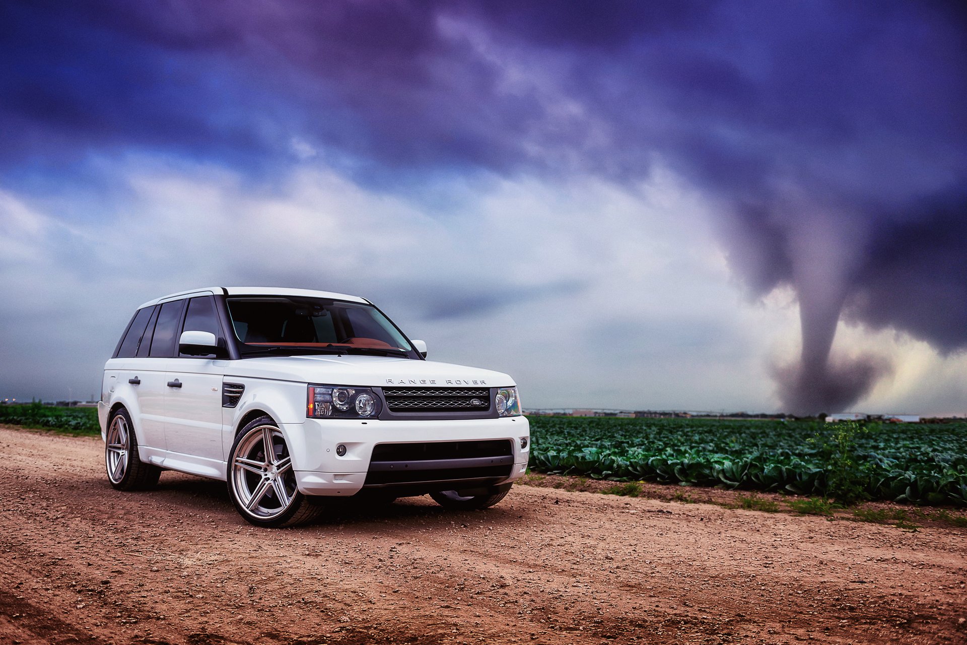 land rover range rover deporte blanco land rover range rover camino campo col cielo nubes huracán tornado