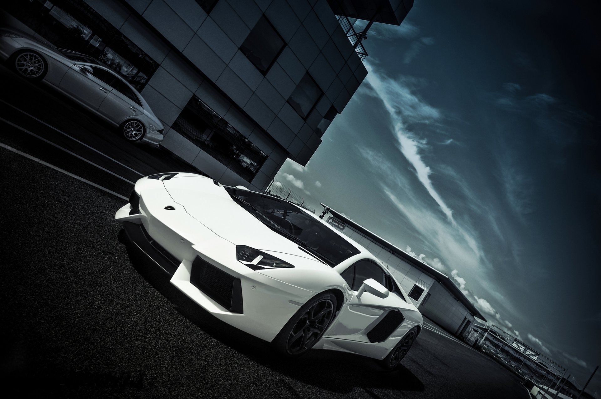 lamborghini aventador lp700-4 weiß lamborghini aventador seitenansicht straße markup gebäude fenster himmel wolken