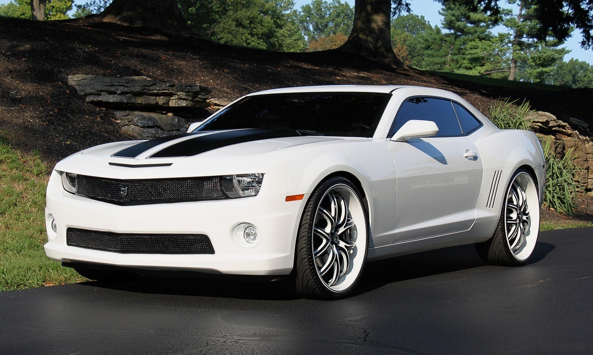 coches auto chevrolet camaro blanco llantas carretera árboles