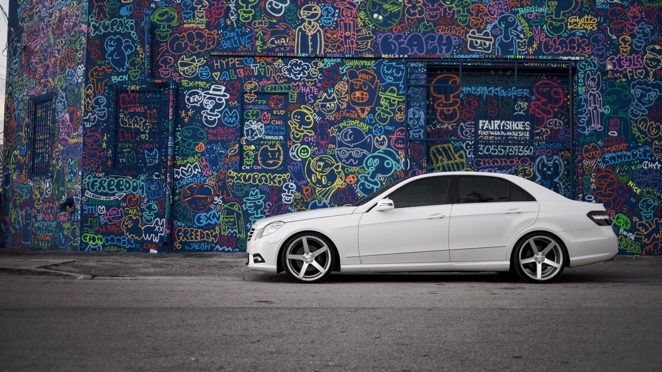 mercedes classe e tuning blanc graffiti teinté côté jantes