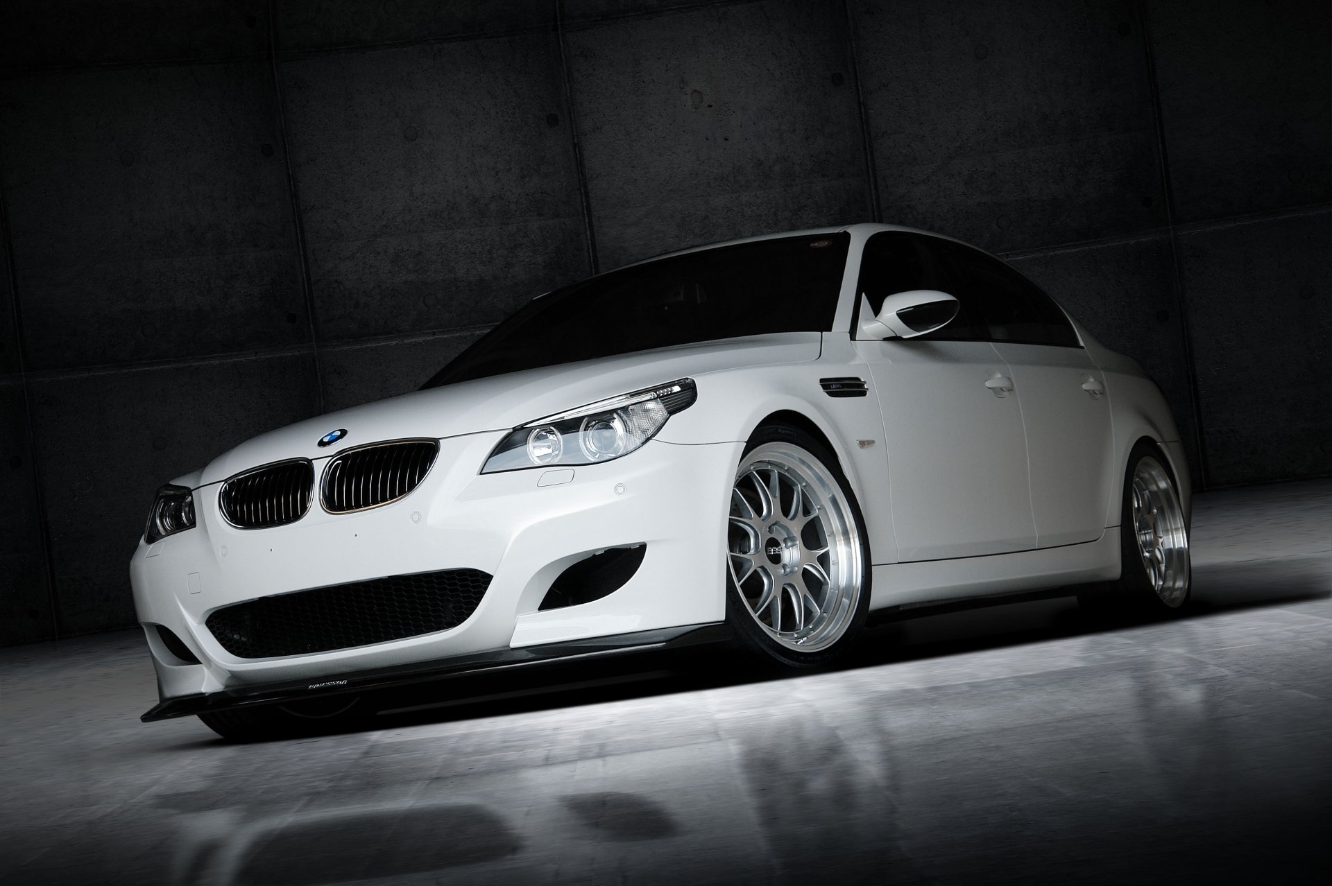 bmw m5 e60 белый колеса bbs бмв седан вид спереди диски ббс