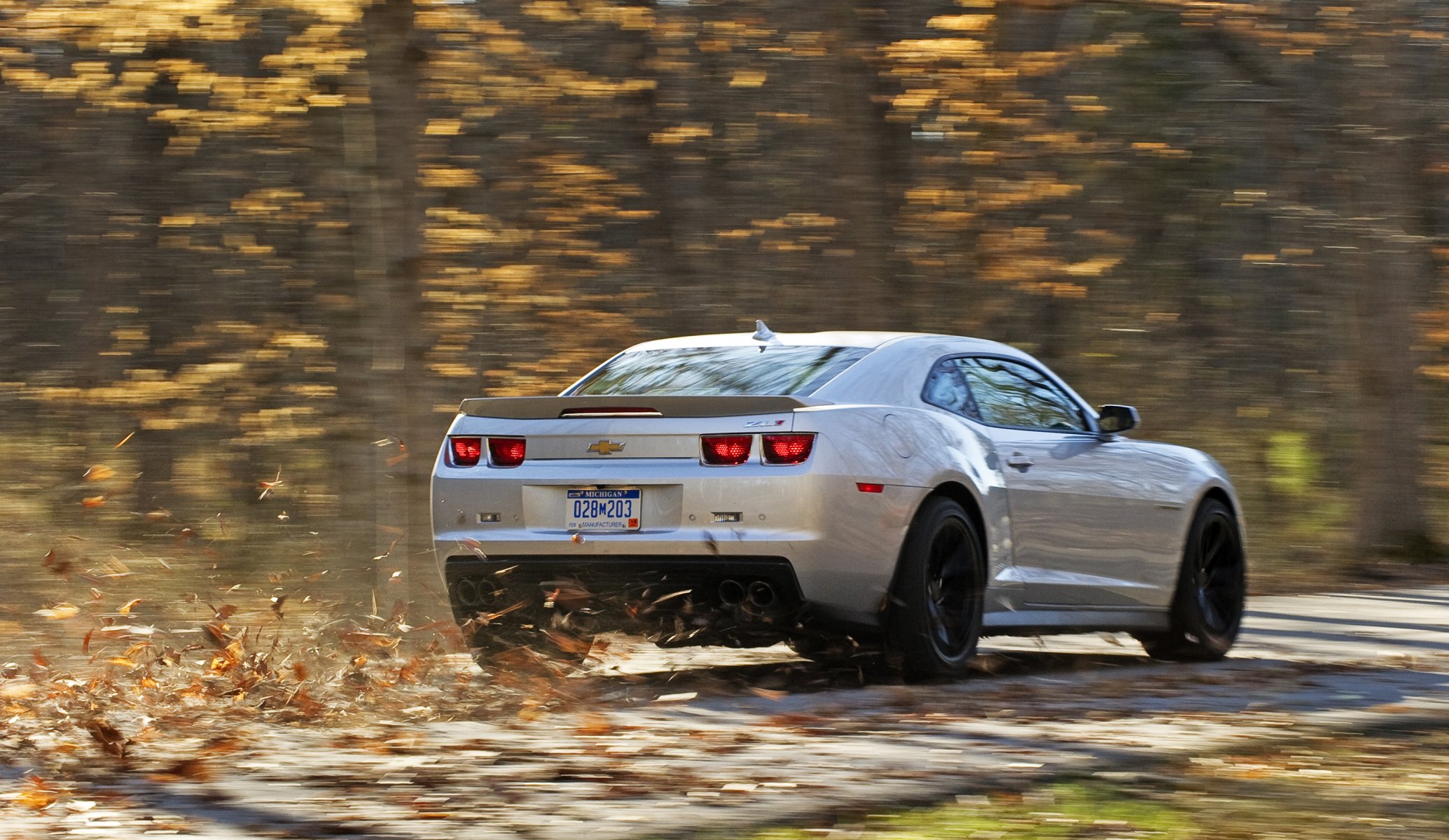 chevrolet camaro zl1 srebrny droga jesień chevrolet camaro zl1 srebrny widok z tyłu prędkość liście