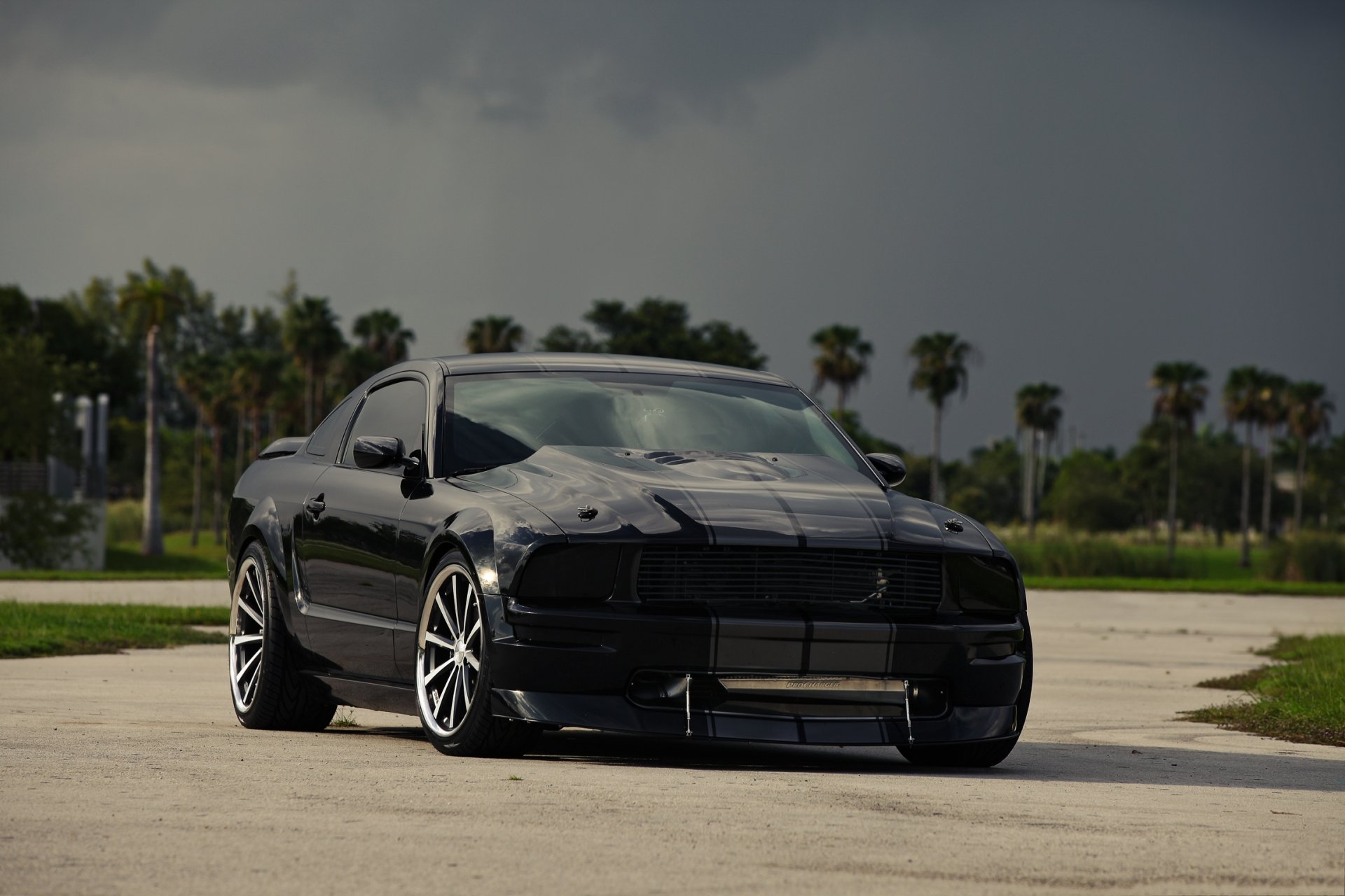 ford mustang negro tonificado cielo nubes llantas vista frontal