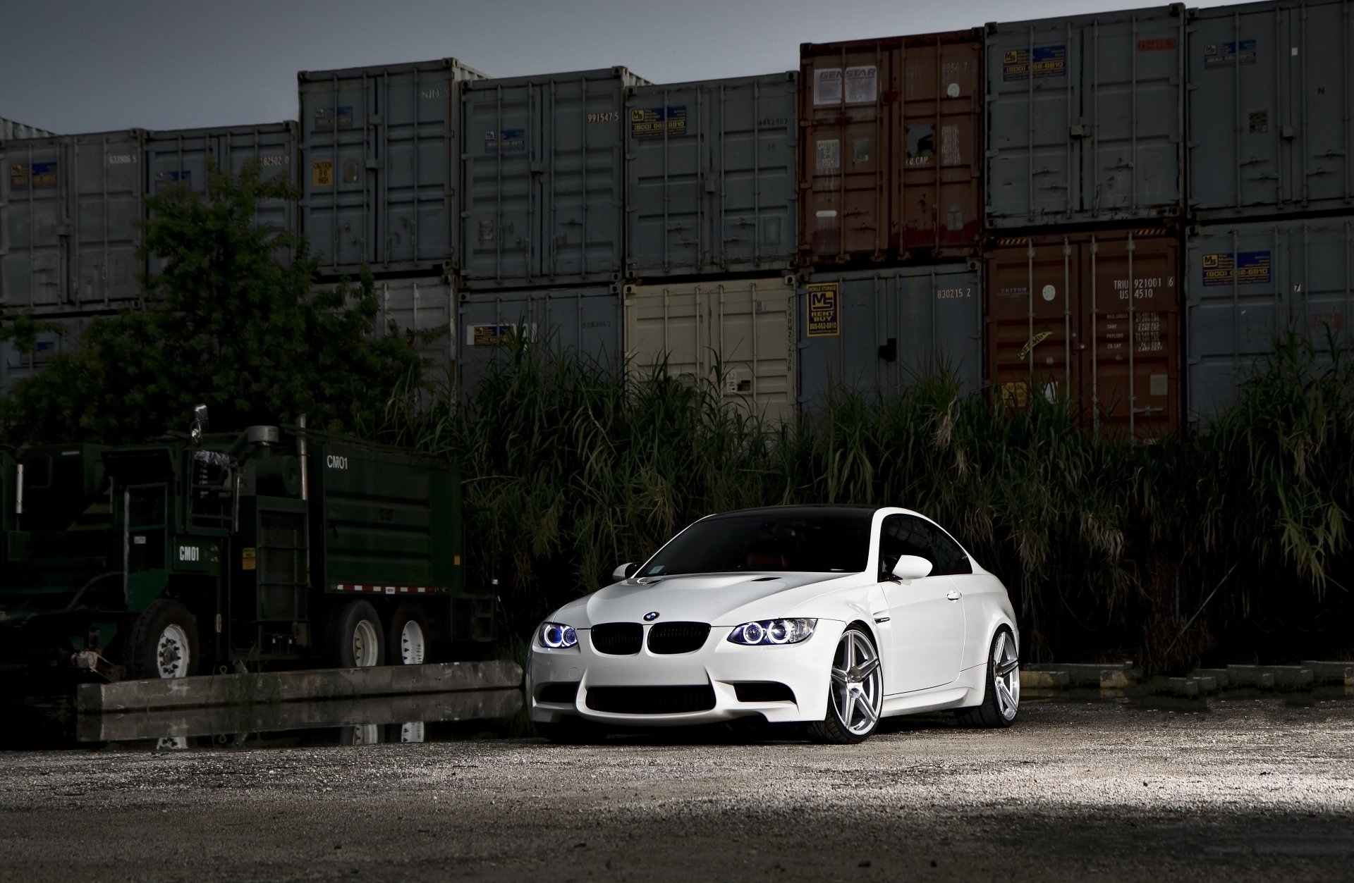 bmw m3 e92 blanco miami bmw luz del día contenedores camión