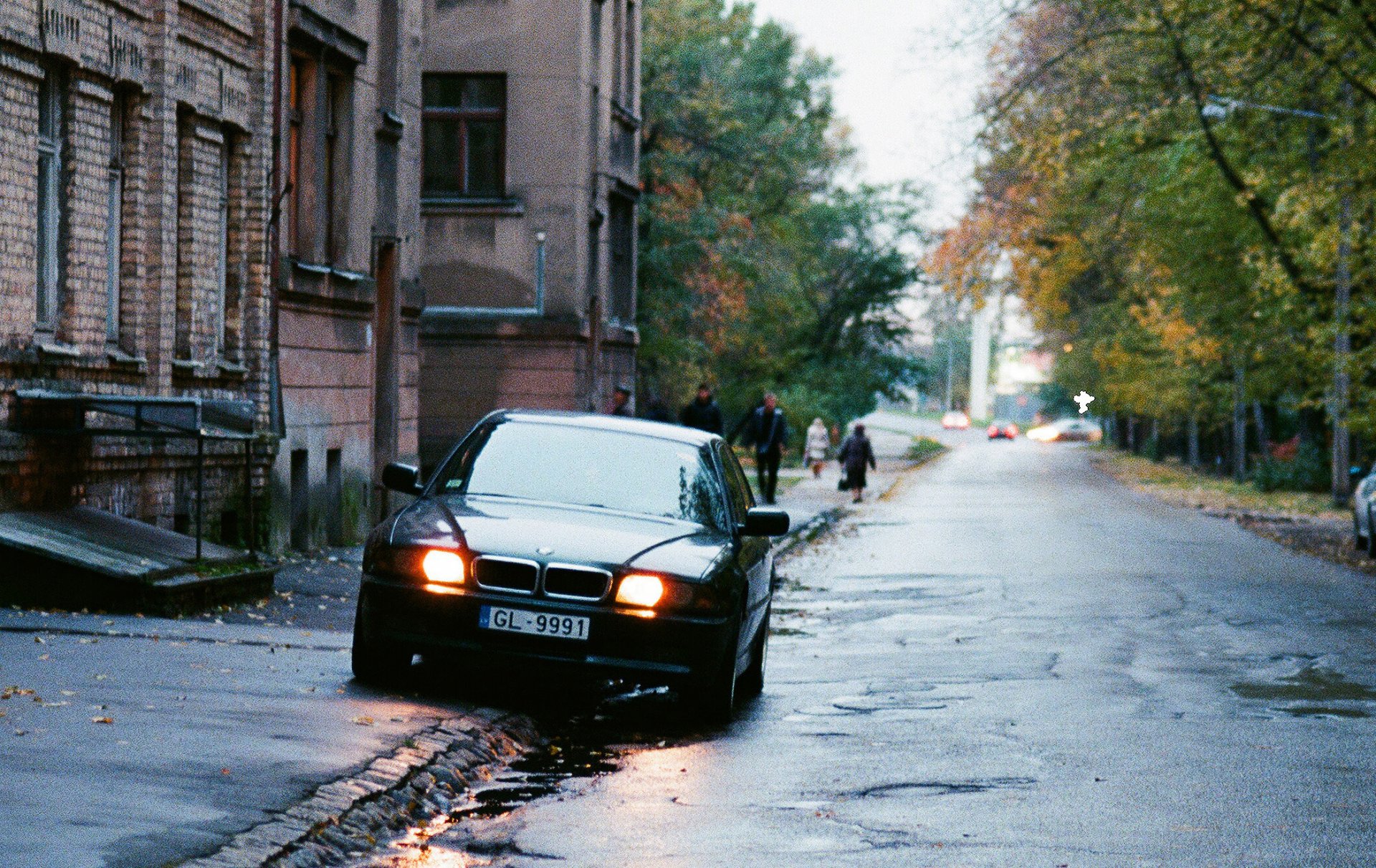 bmw 740 e38 miasto ulica budynki domy dziedziniec rosja bandyci boomer beha siódemka