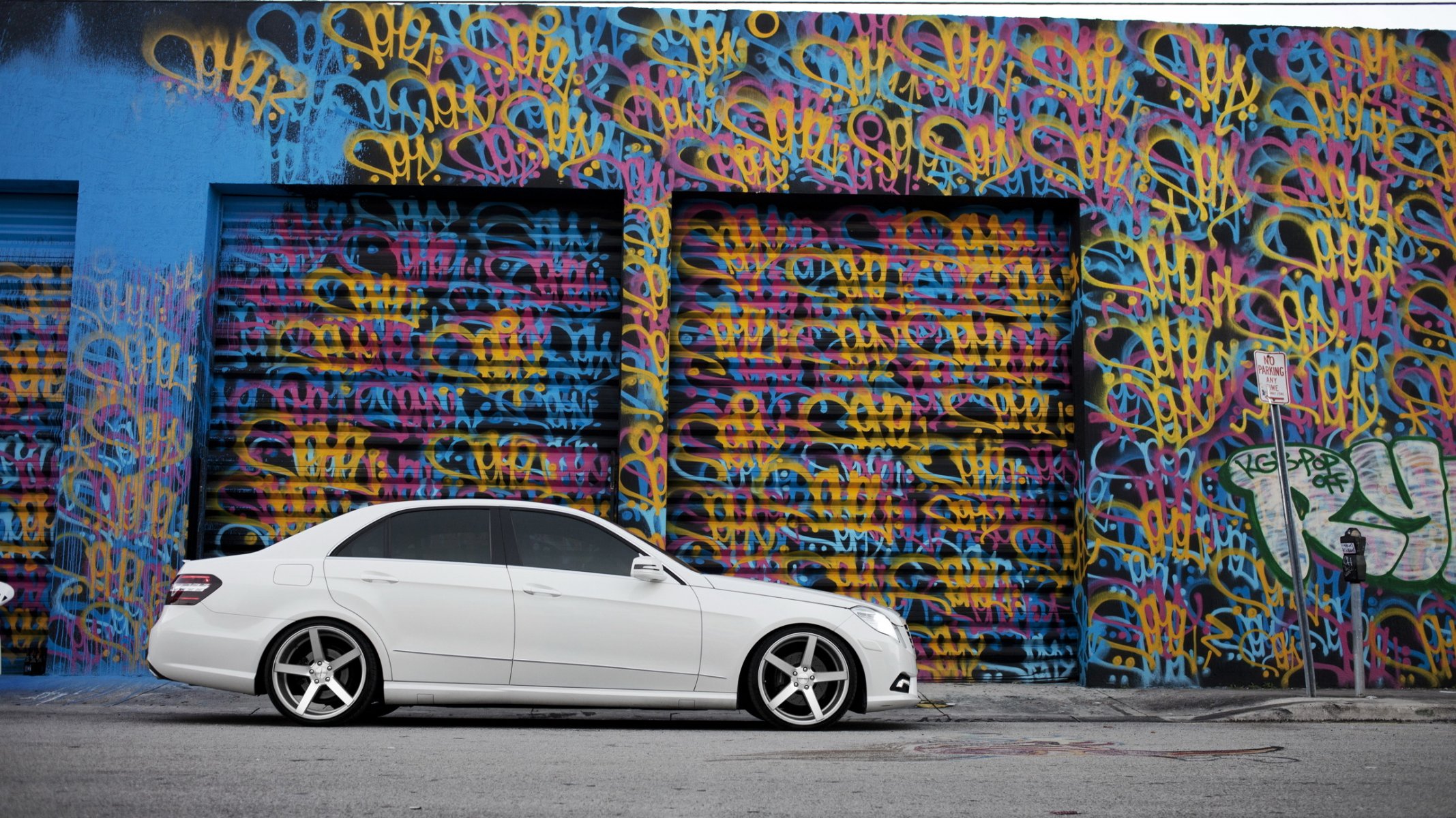 mercedes clase e tuning blanco graffiti teñido lateral