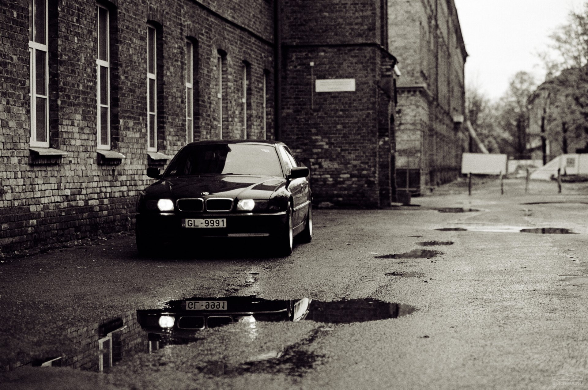 bmw e38 evening cloudy street yard house puddles boomer seven