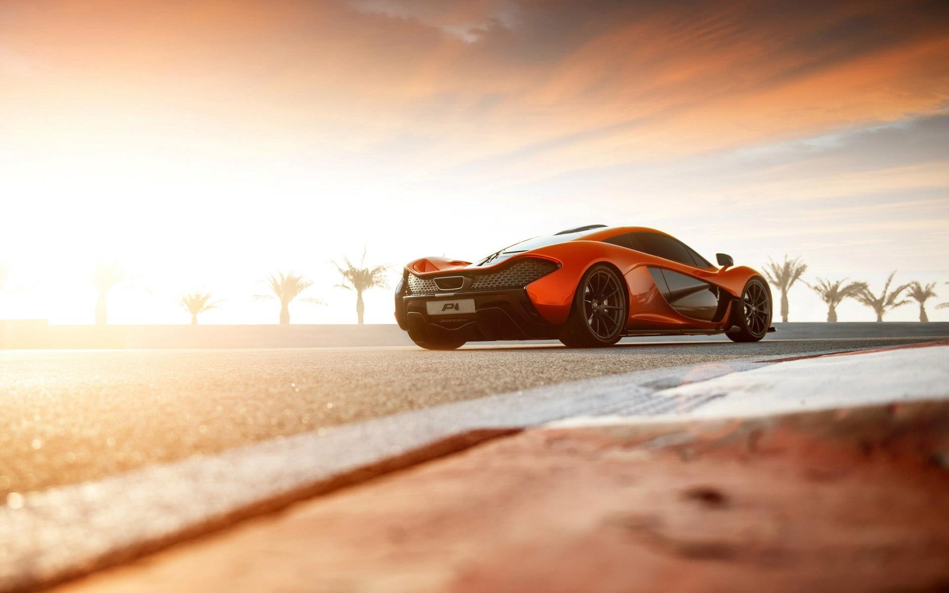 mclaren p1 bahrain supercar mclaren posteriore nuvole