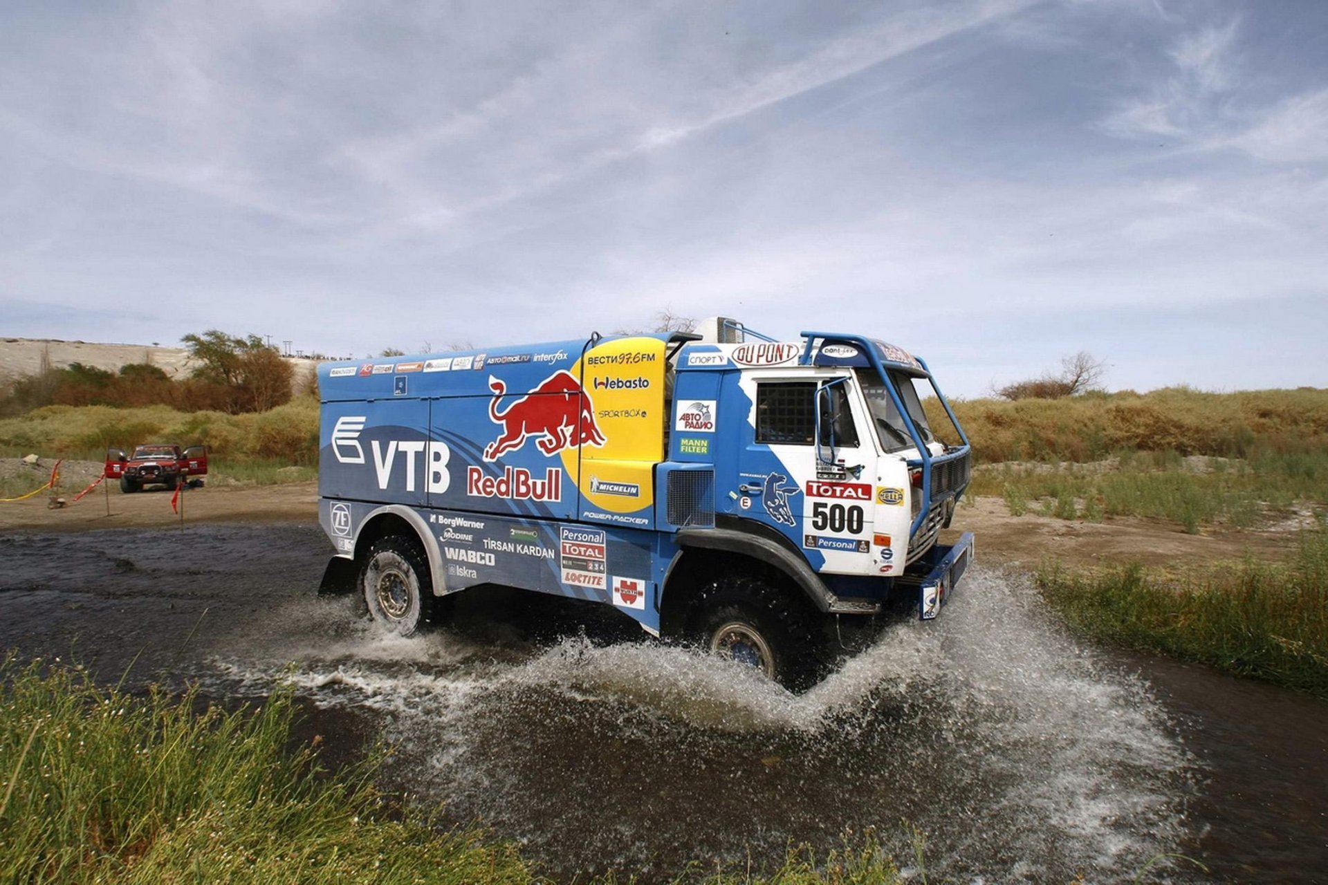 kamaz dakar rajd niebieski czerwony byk woda spray