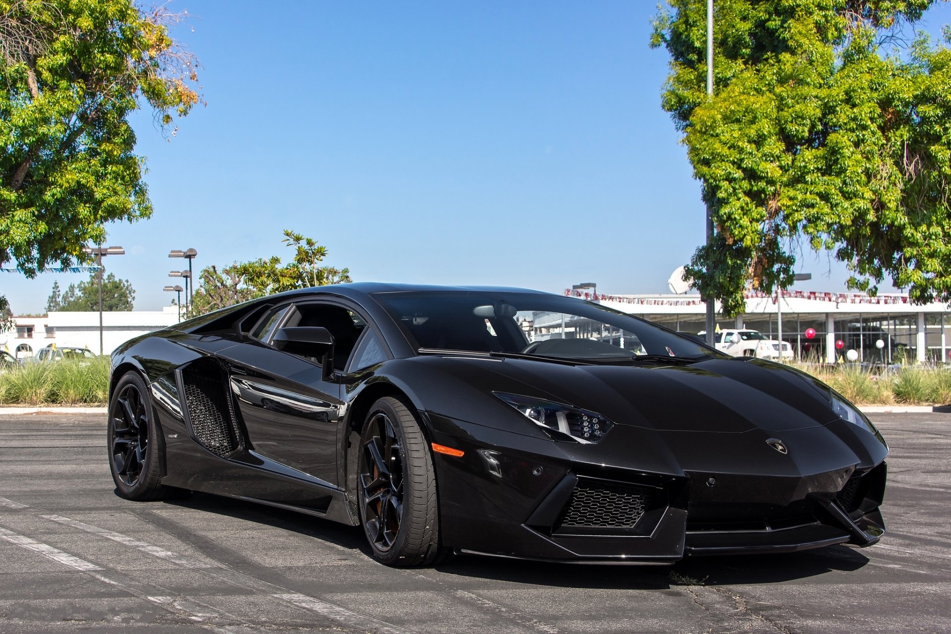 lamborghini aventador lp700-4 czarny lamborghini aventador widok z przodu parking