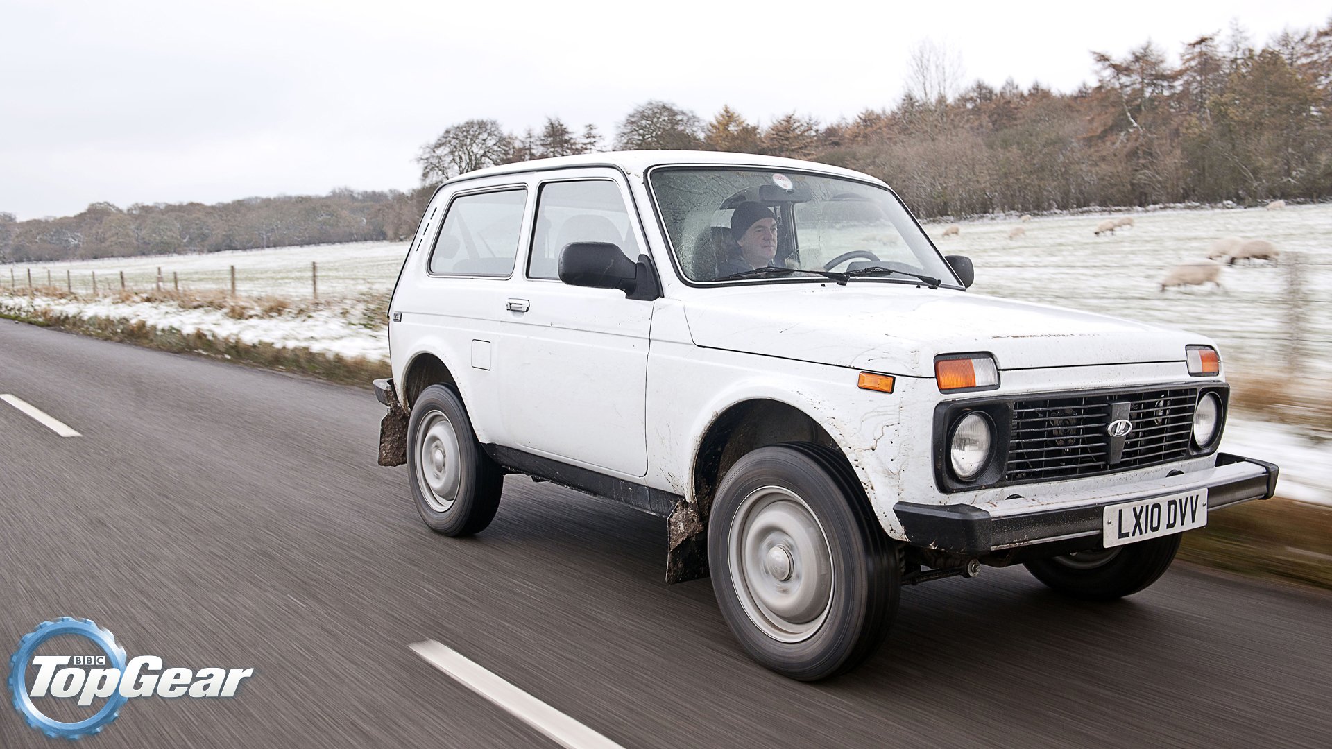 top gear top gear engranaje superior mejor programa de televisión lada 4x4 edición de exportación niva jeep suv delantero blanco carretera árboles james may james may