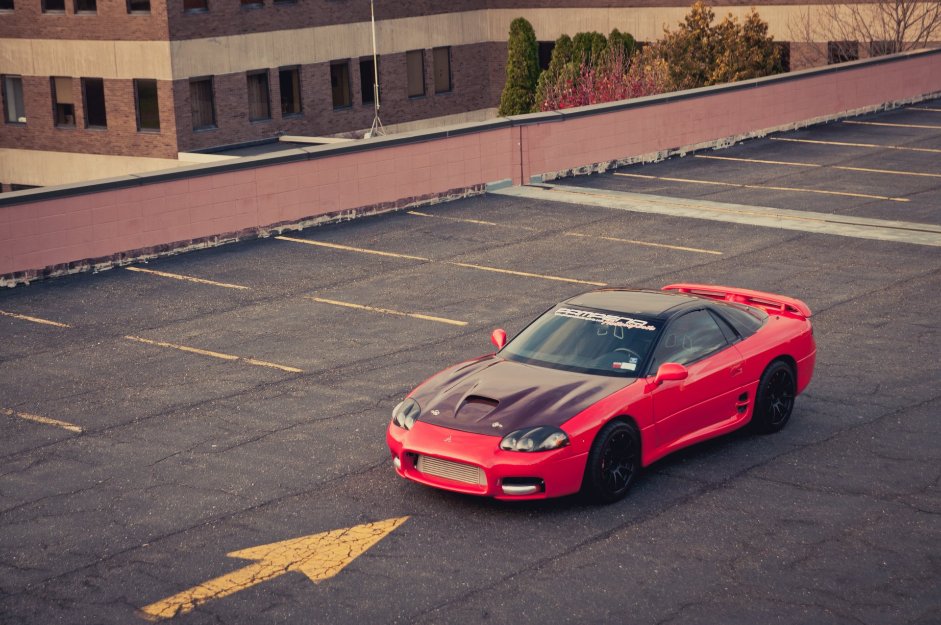 mitsubishi 3000gt rojo mitsubishi rojo estacionamiento edificio