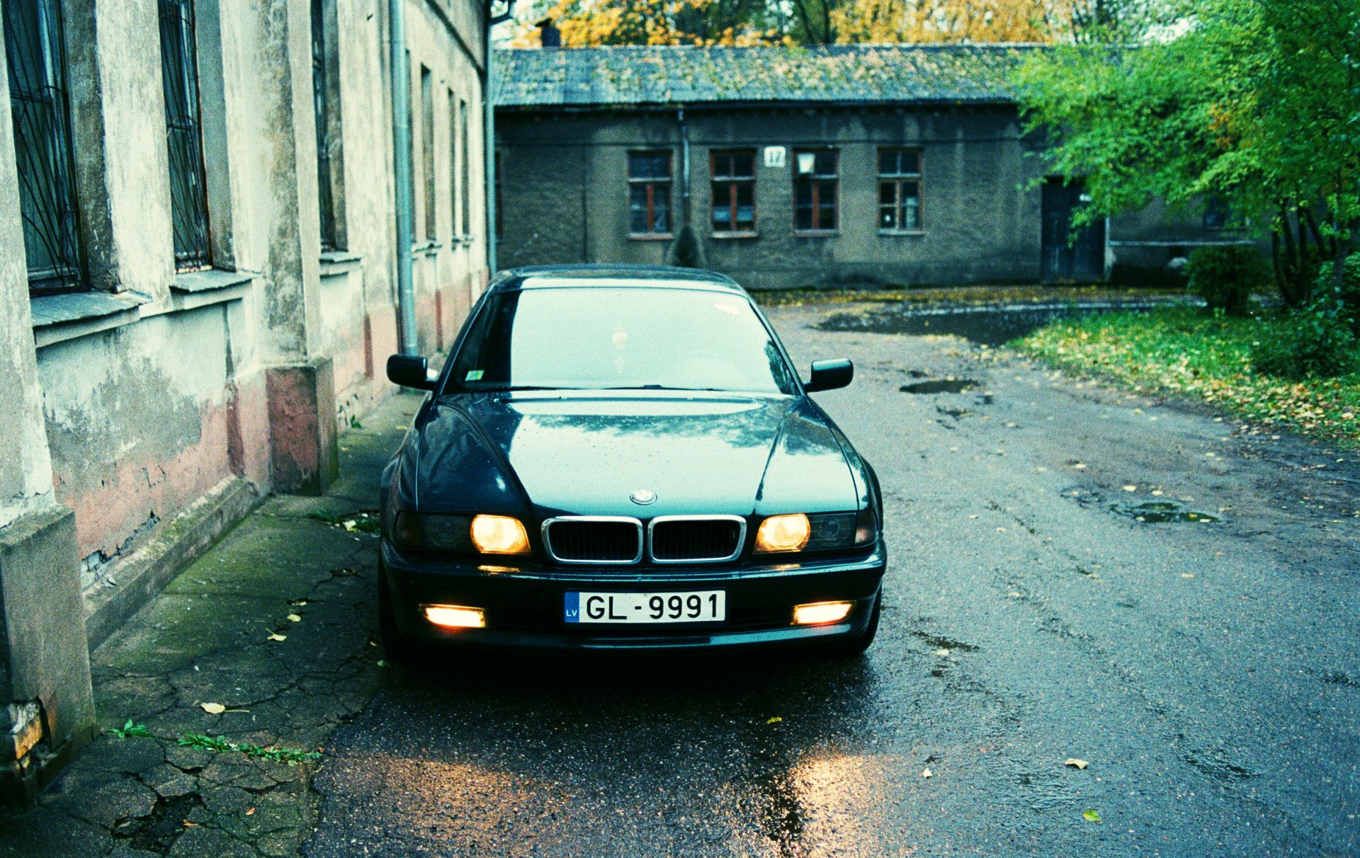 bmw 740 e38 ville asphalte mouillé maisons cour bandits boomer phares soirée sept beha