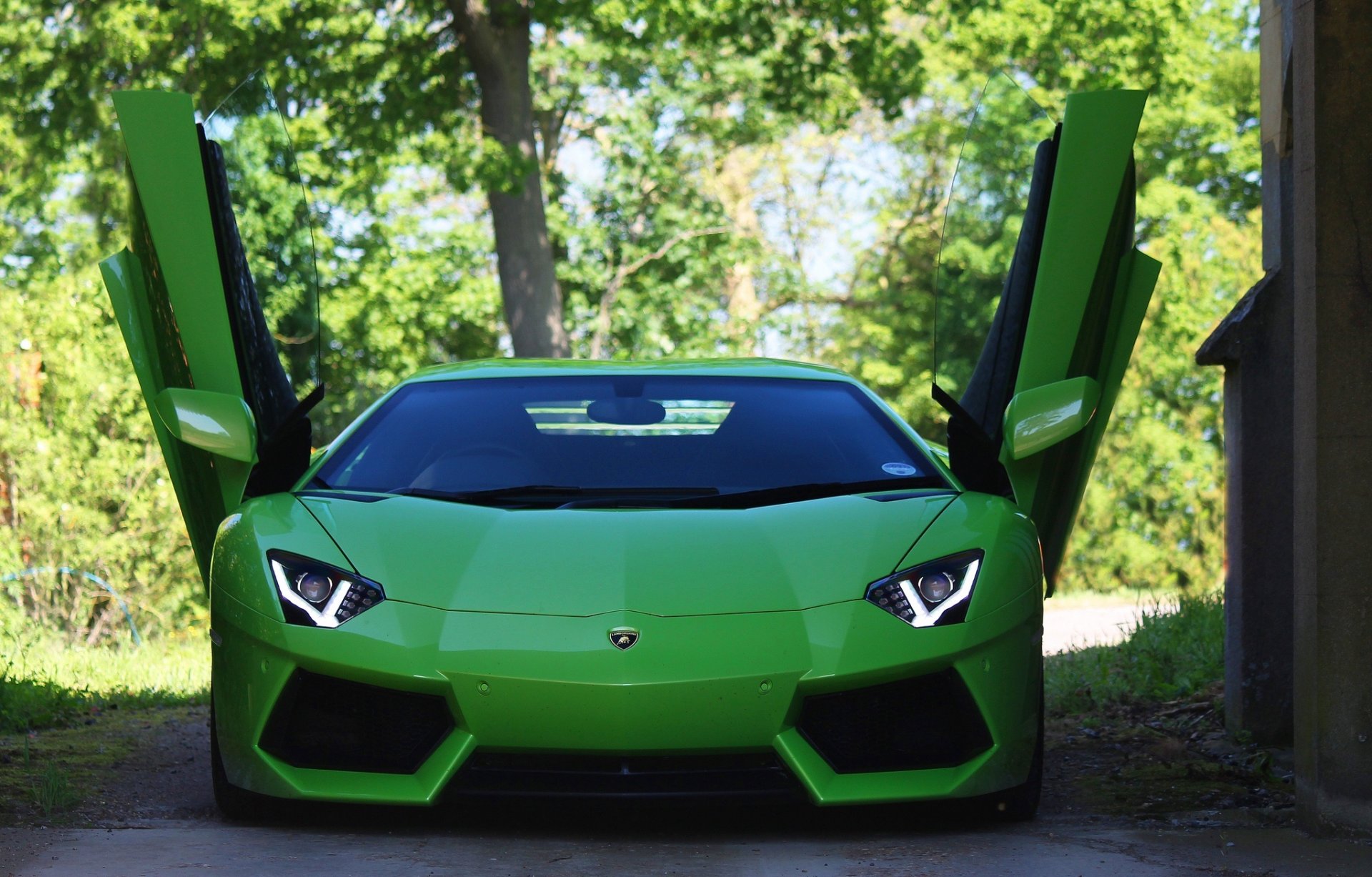 lamborghini aventador lp700-4 verde lamborghini aventador frente puertas luz de faro árboles edificio