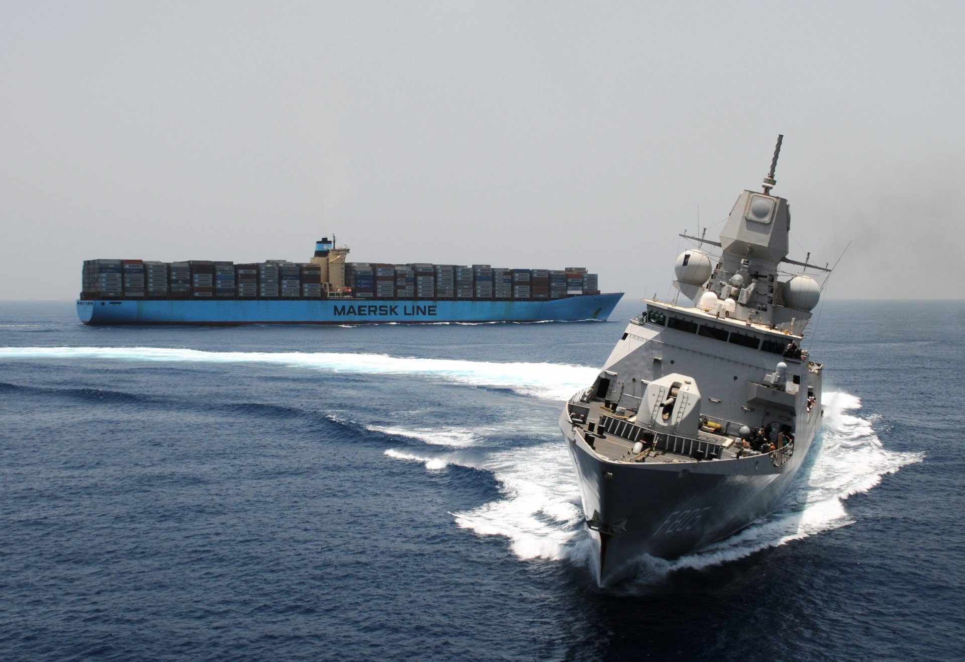 mare conteinership fregata foglia arco maersk arma militare circolazione f805