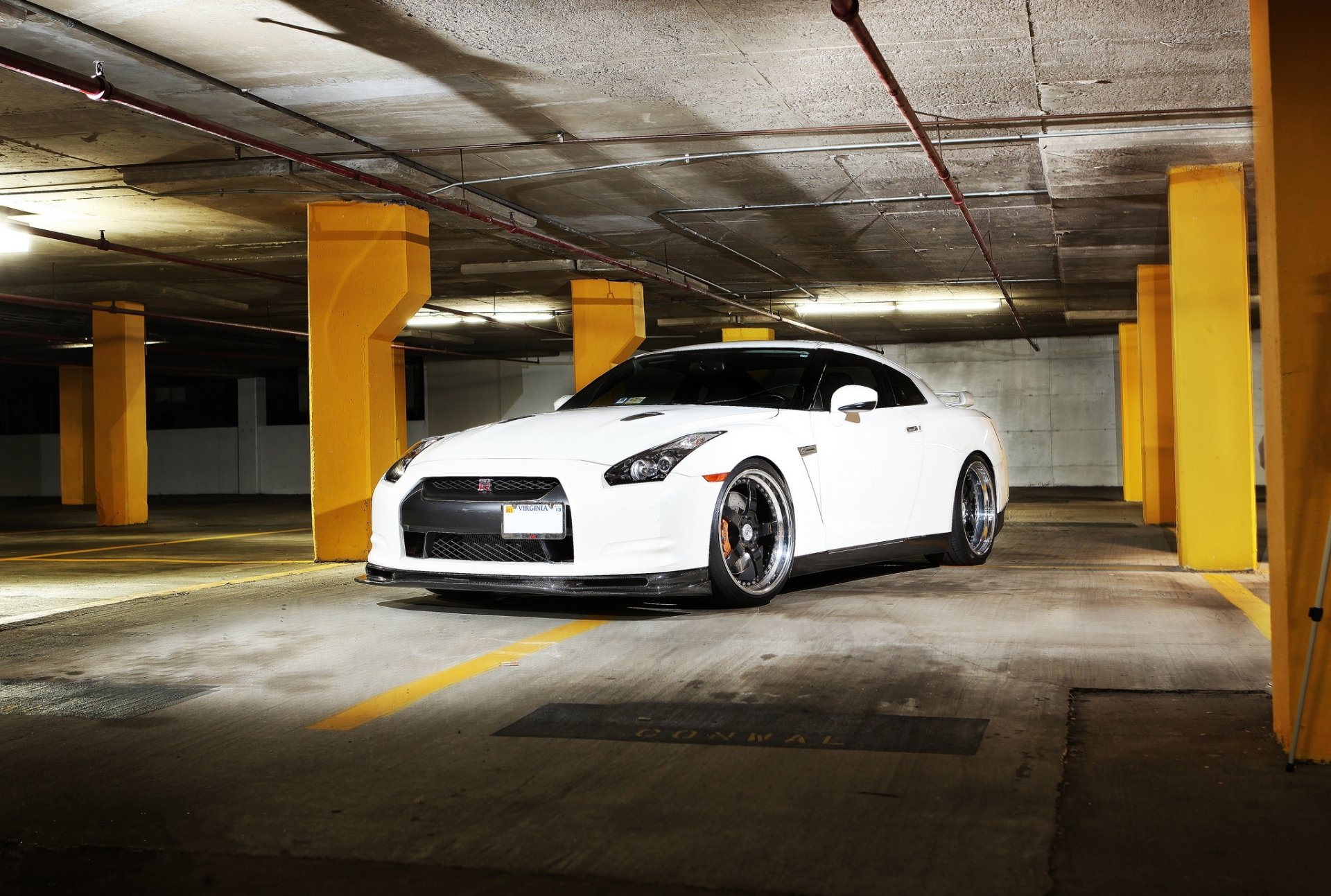 nissan gtr r35 bianco nissan gtr ruote cerchi numero di targa anteriore di parcheggio colonne