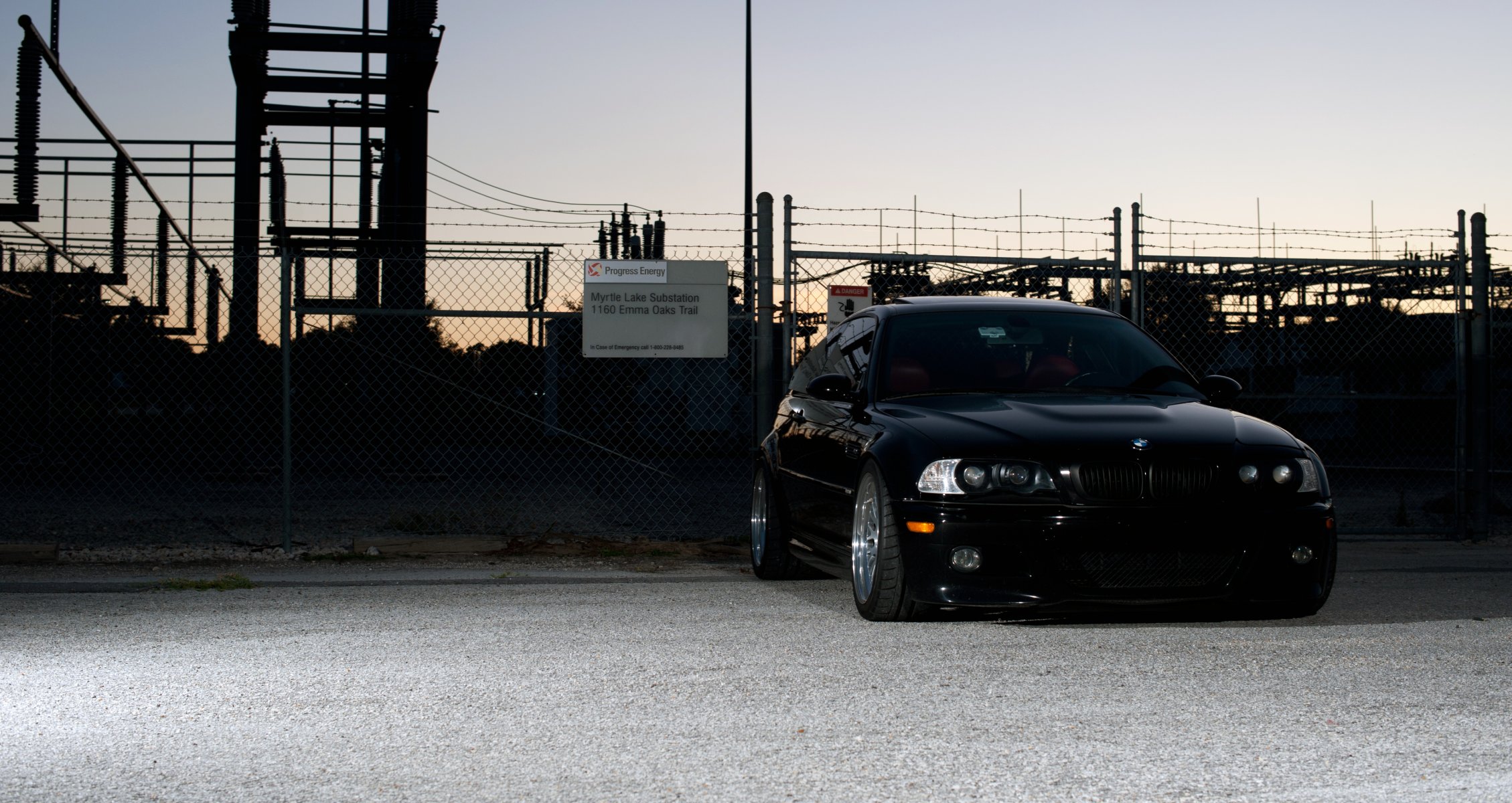 bmw m3 e46 schwarz tuning bmw coupe vorderansicht geländer umspannwerk abend himmel