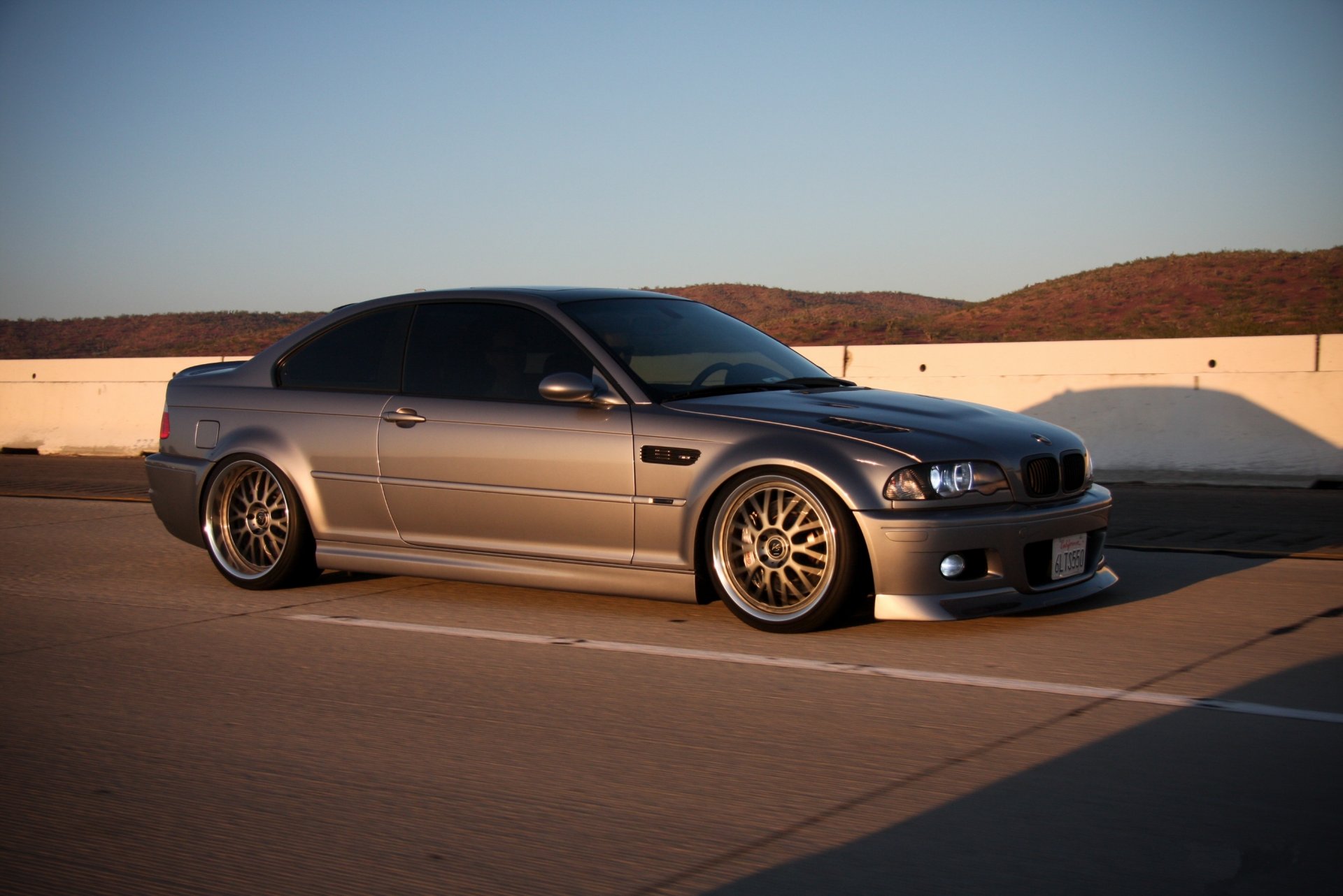 bmw m3 e46 plateado carretera velocidad bmw vista lateral tintado marcado barandilla pendientes luz de faro