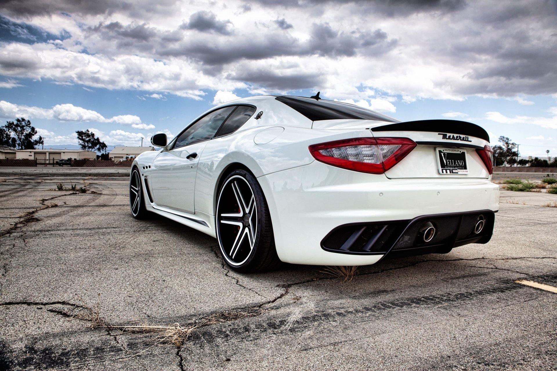 maserati granturismo mc stradale blanc maserati granturismo vue arrière réflexion tuyaux d échappement