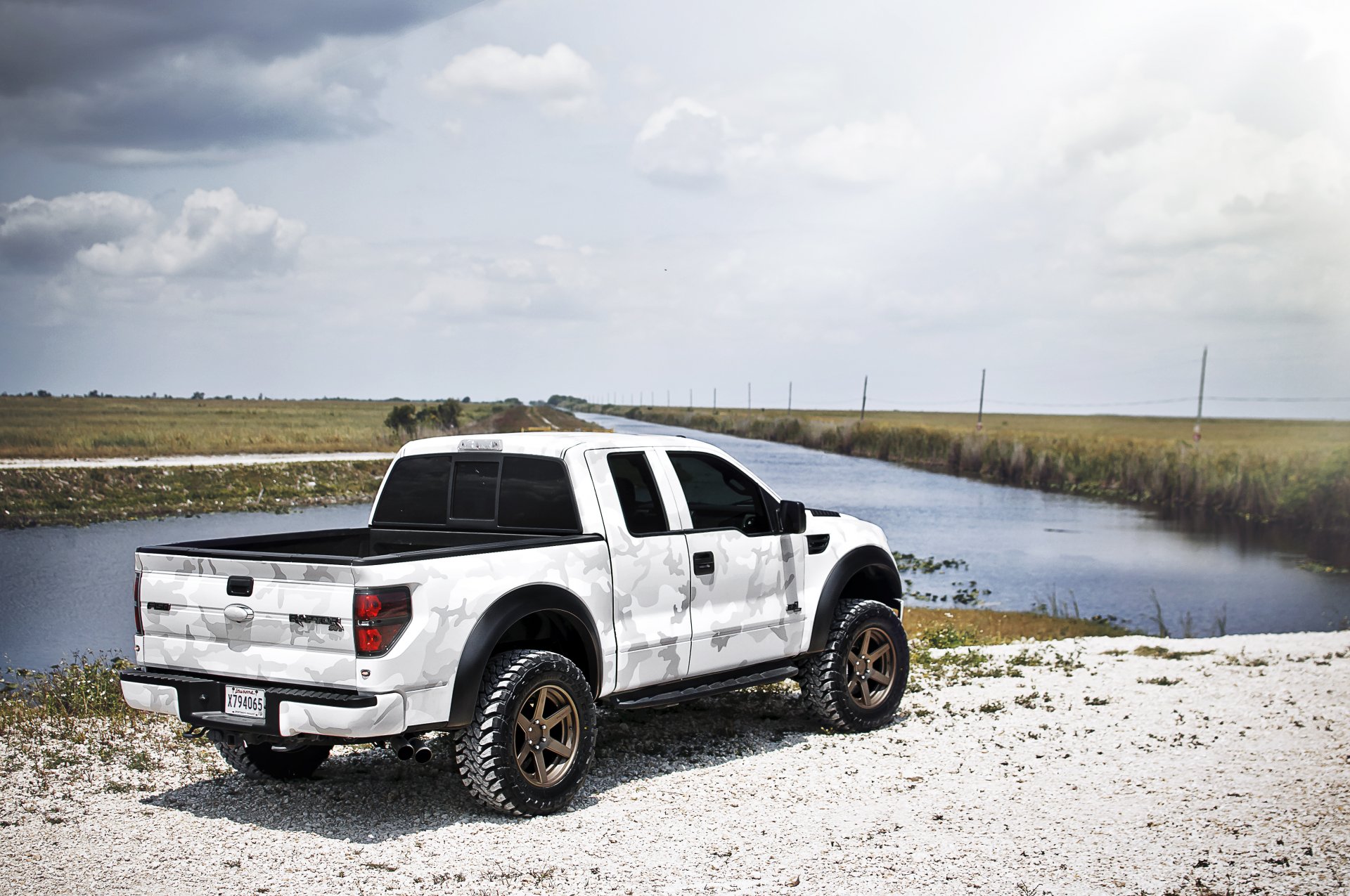 ford f-150 svt raptor blanco raptor camuflaje camioneta cielo nubes río