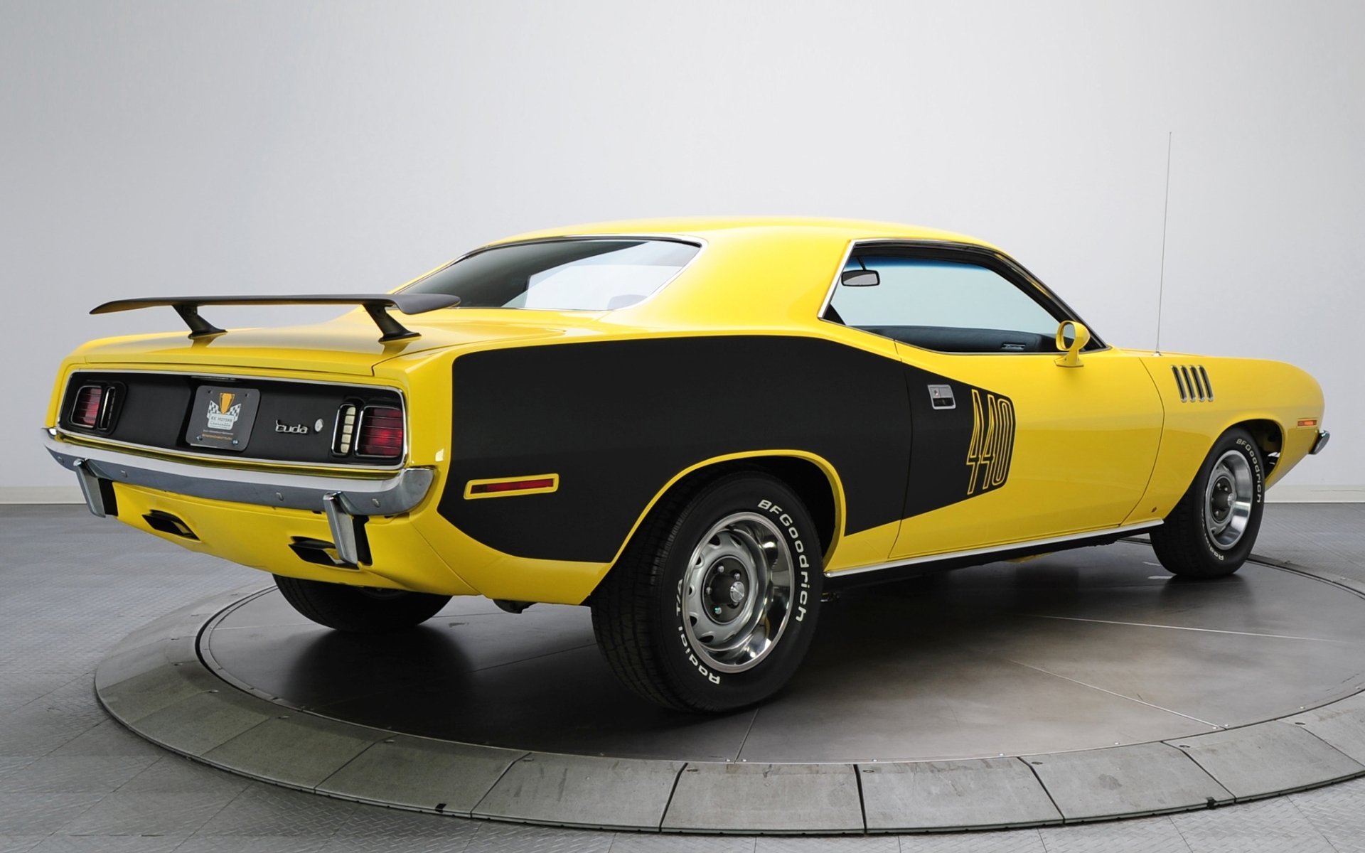 plymouth cuda 1971 aero barracuda vue arrière muscle car muscle car jaune fond